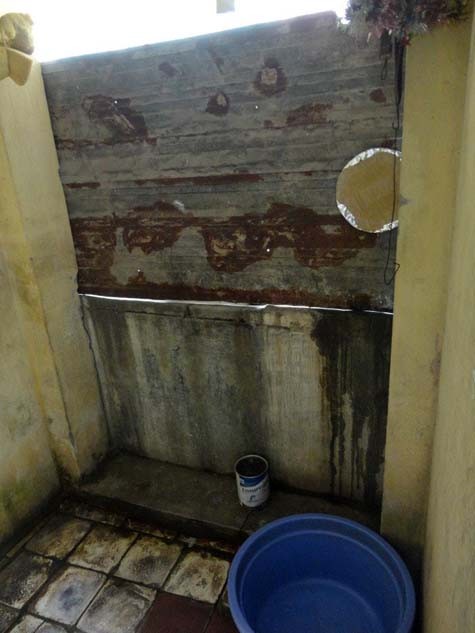 Đây là nhà tắm của một dãy trọ ổ chuột, tất cả đều rất tạm bợ, đôi khi nó còn không an toàn với các sinh viên nữ.